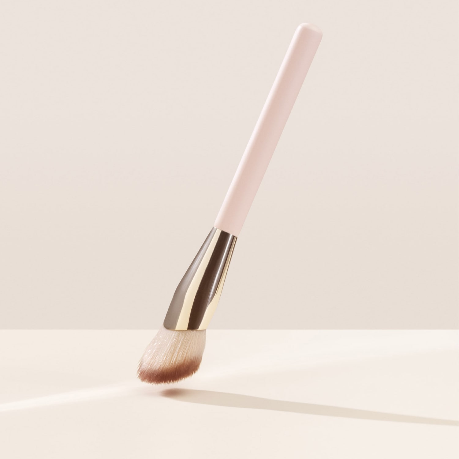 Rare Beauty by Selena Gomez – Soft Pinch Blush Brush